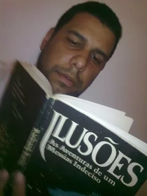 Diogo lendo o livro ilusões